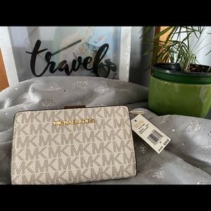NEW Micheal Kors Wallet vanila